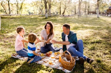 Familie beim Picknick