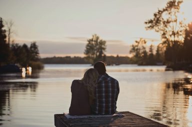 Zusammenzeit - Mann und Frau am See