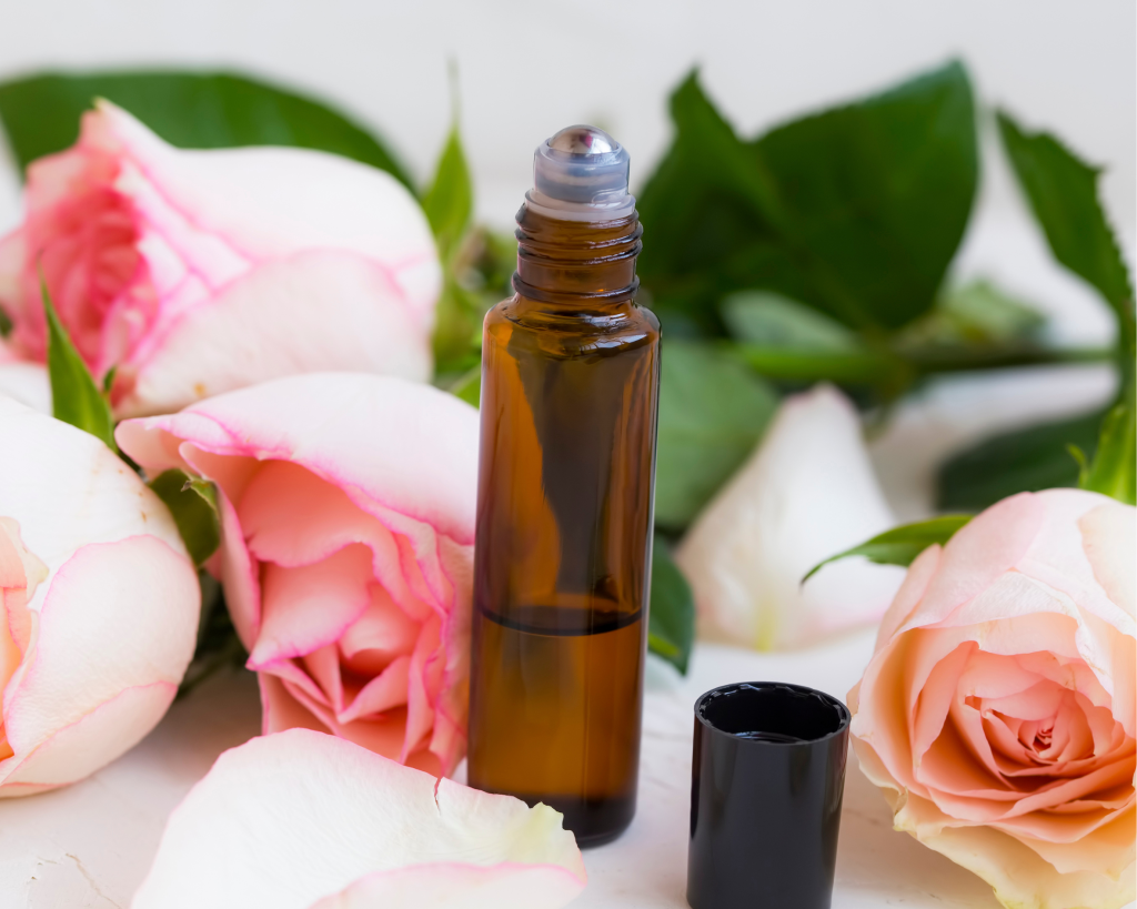 Last Minute DIY-Wellnessgeschenke zum Muttertag: Entspannender Aromaroller für unterwegs
Roll-on-Fläschen aud einem Tisch mit Rosen.