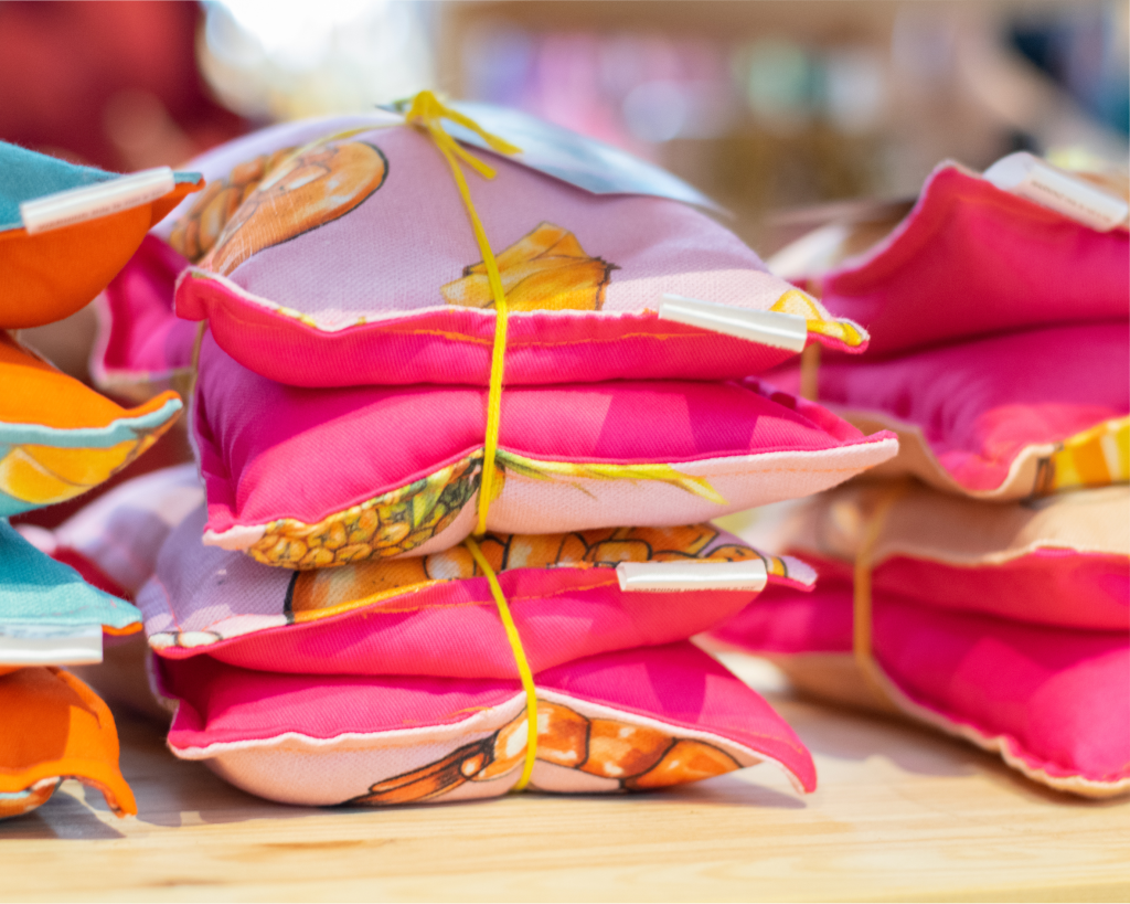 Last Minute DIY-Wellnessgeschenke zum Muttertag: Kräuter-Wärmekissen für Entspannung
Bunte Kischkernkissen, welche gebunden sind.