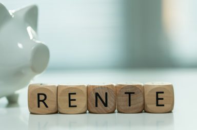 Rente mir 67? Sparschwein und Würfel zu sehen, welche das Wort Rente ergeben.