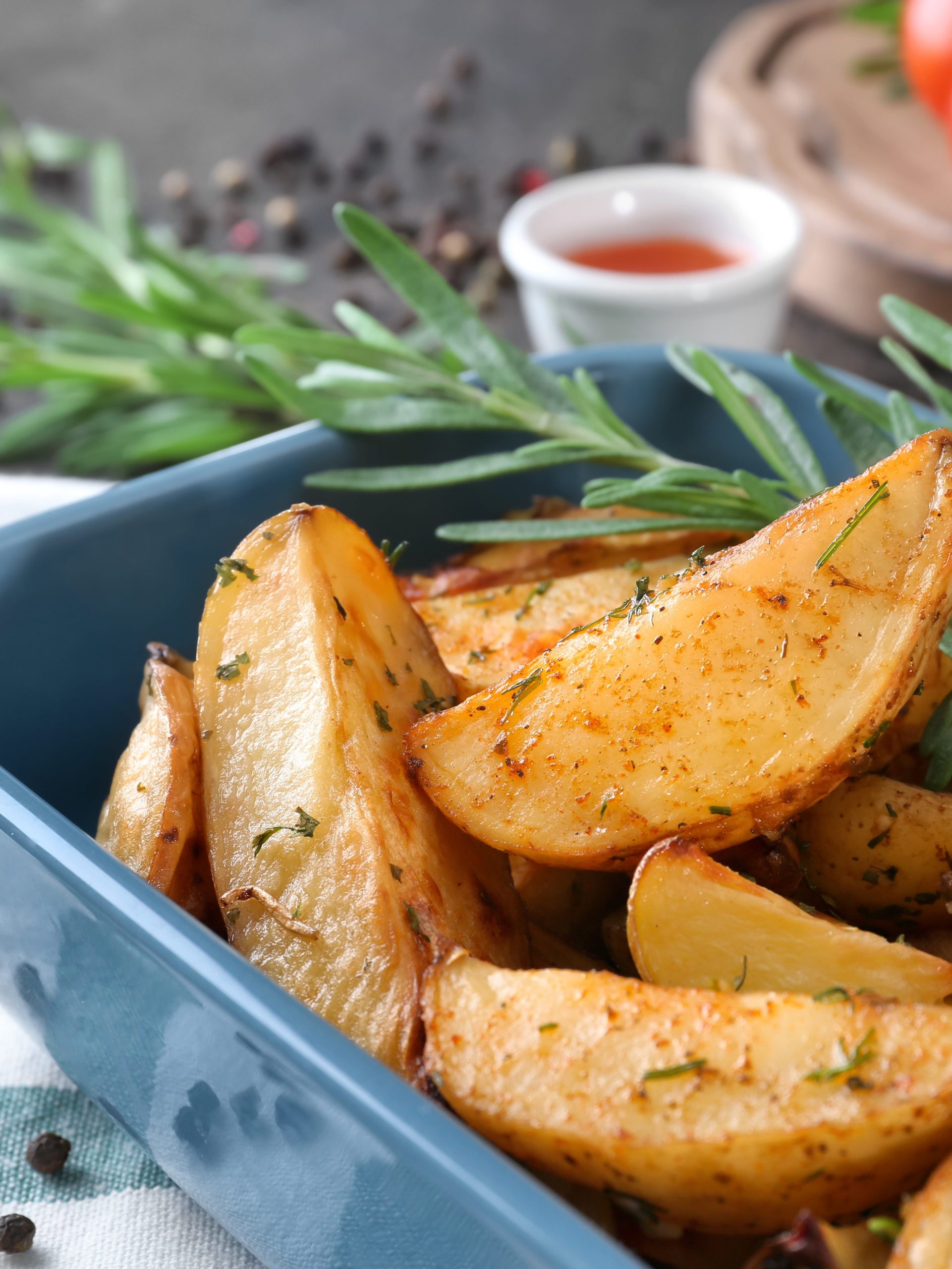 frische Kräuter: Rosmarin-Kartoffeln aus dem Ofen