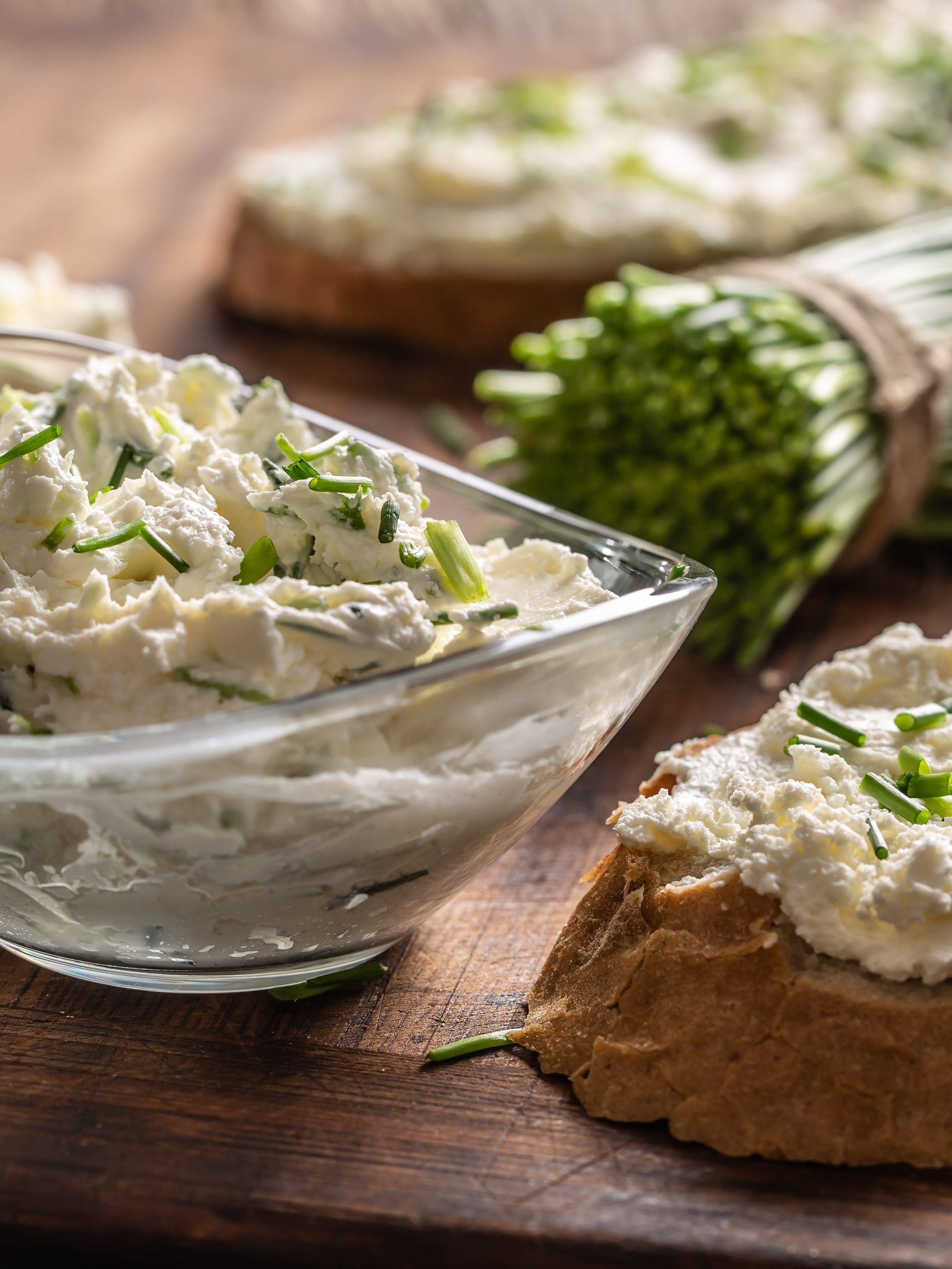 frischer Kräuterquark mit Baguette