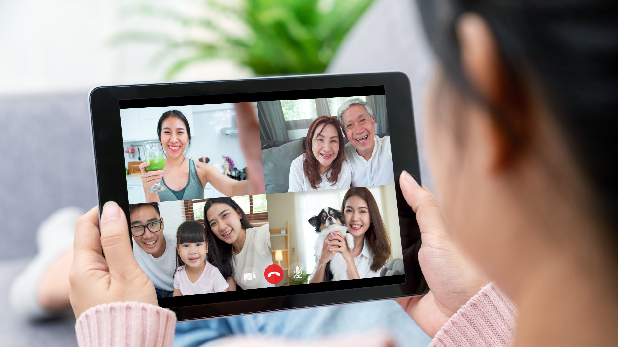 Tipps für Best Ager bei Sommerhitze: Bleiben sie in Kontakt. Tablet mit Gruppenanruf
