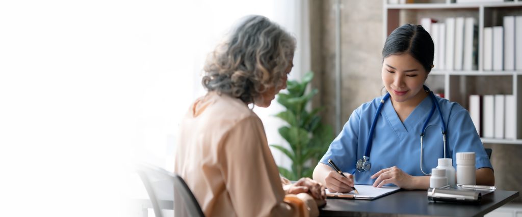 Tipps für Best Ager bei Sommerhitze: Seniorin bespricht Tabletten mit Ärztin.
