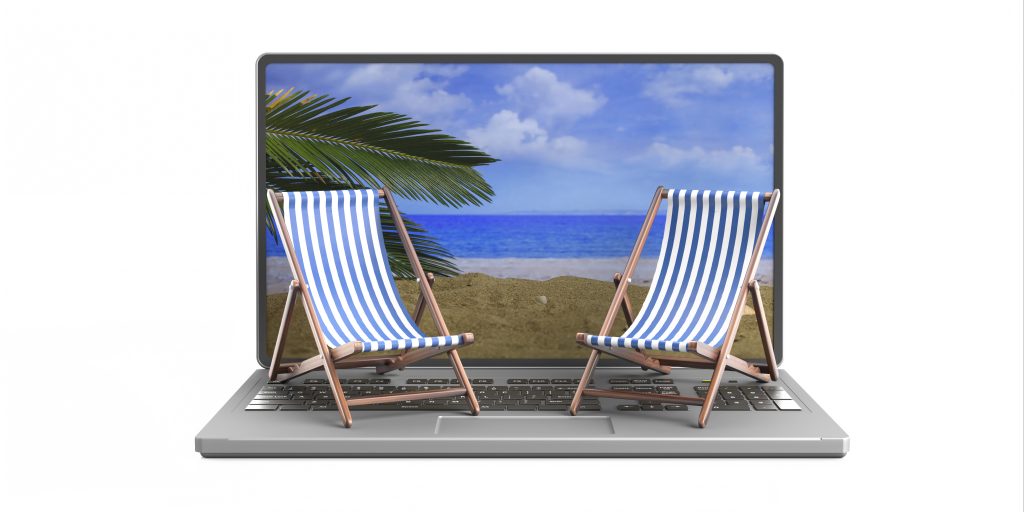 Laptop aufgeklappt, zwei Sonnenstühle sind abgebildet, die reise kann beginnen