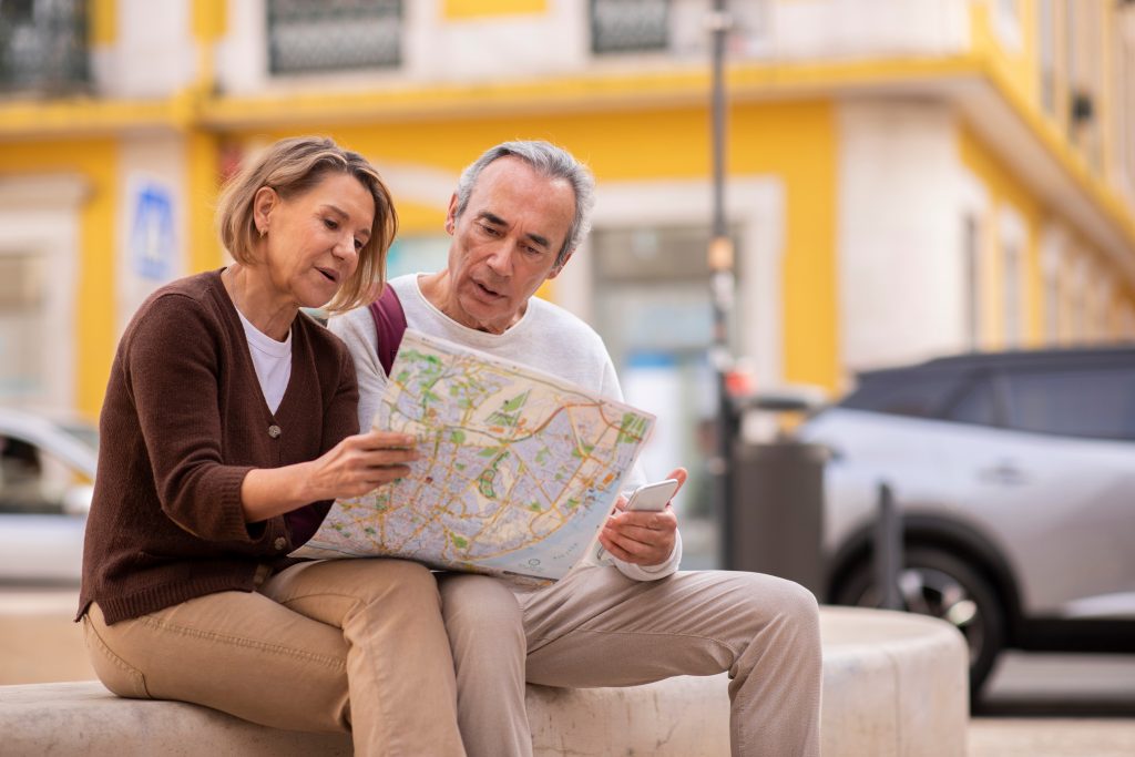 ein paar im Mittlerem alter schaut auf eine Map und orientiert sich